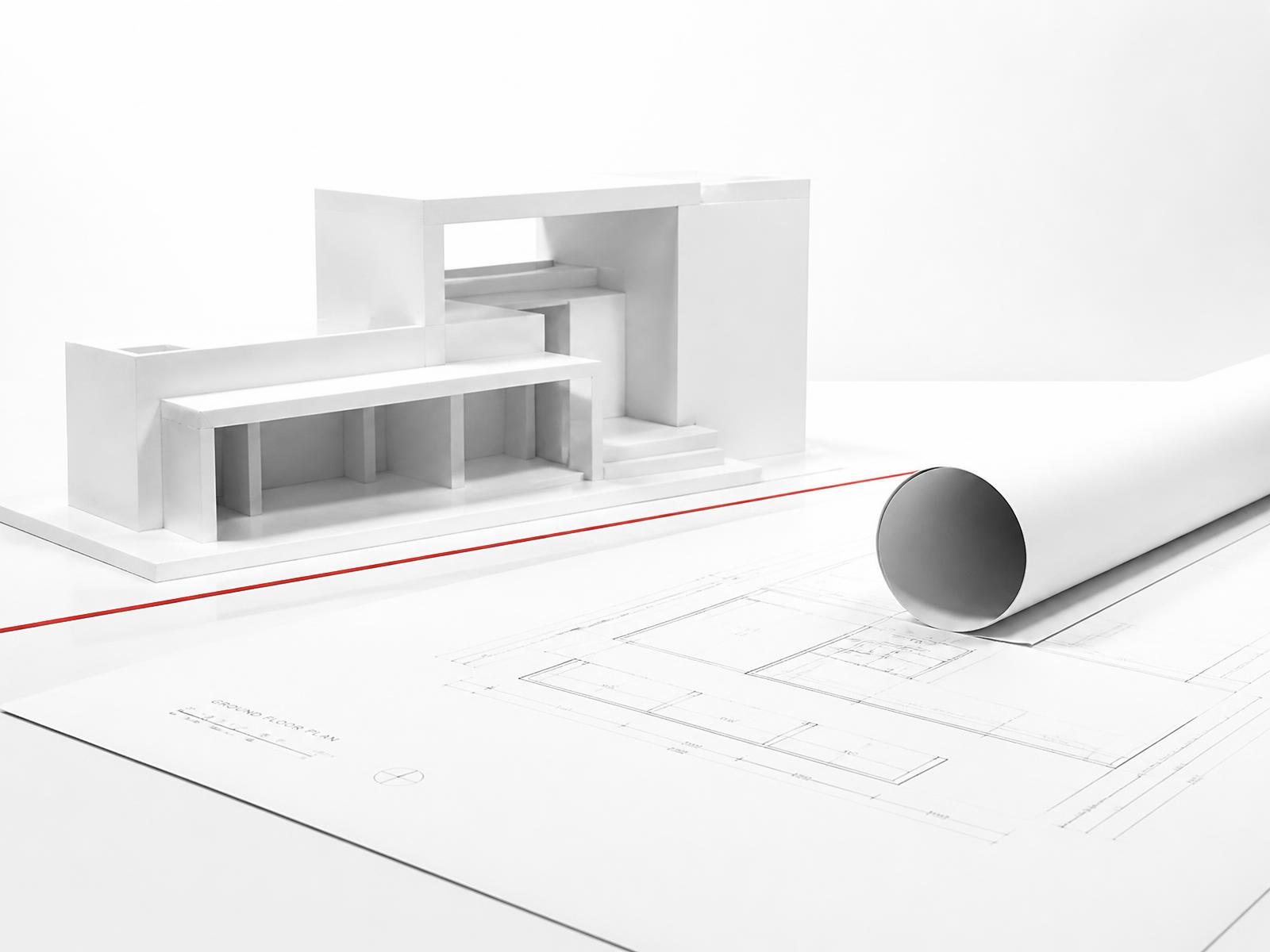 Composizione astratta di disegni tecnici, campioni di materiale e geometrie architettoniche